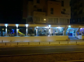 Mackenzie Beach Hotel & Apartments