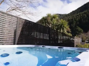 Classy Cabin - In Town - Spa Pool