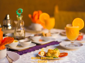 Hotel Babylon Dades