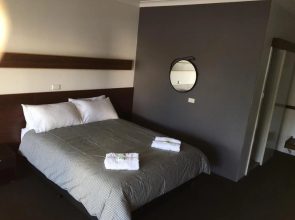 Palm and Pawn Motor Inn