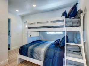 B4 Stunning Contemporary Beach Home With AC and Private Deck