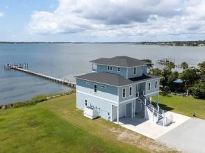Straits Serenity 3 Bedroom Home by RedAwning