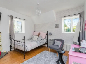 Pretty country family home- dog friendly.