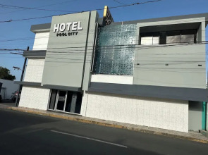 Hotel pool city