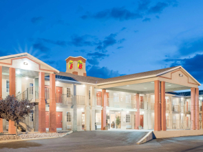 Super 8 by Wyndham Van Horn