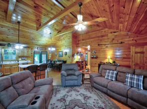 Mountain Community Home In Ellijay! Games, Private Hot Tub and Sunsets!