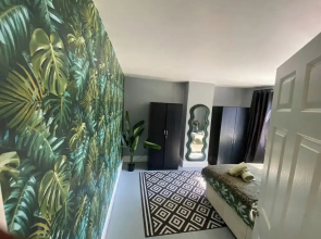 4 Bd House - Sleeps 8 With Garden & Parking