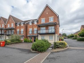Foxherne 6 Bed & 3 Bath Serviced Hse -20