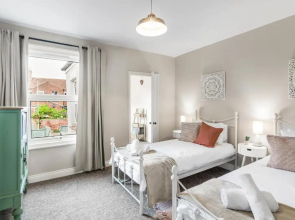 Marlborough Rest is a Quiet Central Holiday Home with Private Parking, Workspace and fully equiped Kitchen by Ginger and Gold