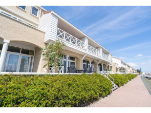 Luxury apartment overlooking the marina for 10 people