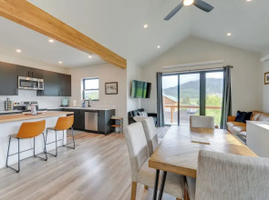 Quiet Alpine Hideaway w/ Panoramic Mountain Views!