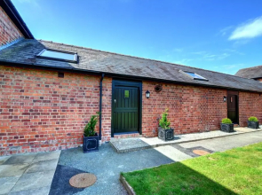 Spacious Holiday Home in Llandinam near River