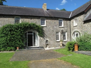 Comfortable Airy 5-bed Apartment in Llandysul