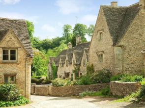 Stylish New England lakeside retreat in the Cotswold Water Park