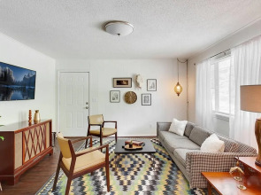 The Mid-Mod · The Mid-Mod Vintage Hideout - 1 mi. to University!