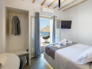 Droufakos’ home, Lux seafront apartment w. View