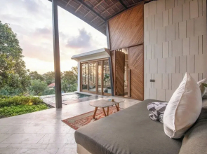 Stunning 2-br Penthouse With View 800m to Beach