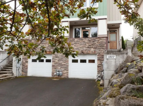Columbia West 3 Bedroom Condo by RedAwning