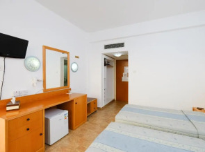 Mackenzie Beach Hotel & Apartments