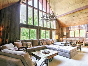 East Burke House w/ Deck < 3 Mi to Kingdom Trails!