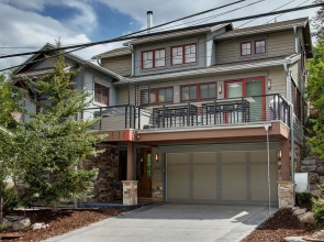 Main Street Escape by Avantstay Stunning Home Right off Main Street w/ Hot Tub & Large Deck
