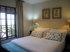 MontMartre Chalets and Guest House