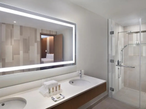 Отель Holiday Inn & Suites Dubai Festival City an IHG