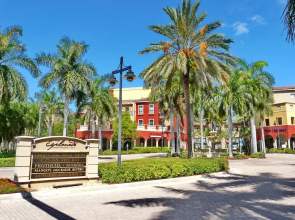 Breezy Condo With Deluxe Pool and Private Beach Access