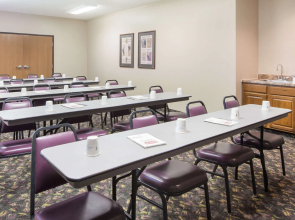 Super 8 by Wyndham Iola KS