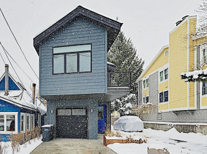 Brand-new W/ Private Hot Tub, Walk To Lift! 3 Bedroom Home