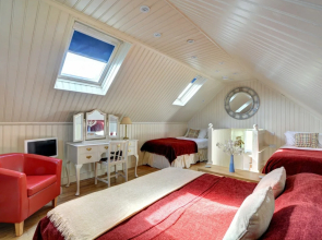 Luxurious,detached Holiday Home With Three Bathrooms and Parking