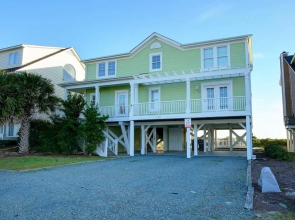 Sweet Dreams Private  4 Bedroom Home by RedAwning