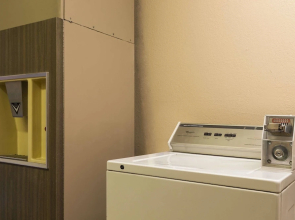 Super 8 Taylor/Detroit Area