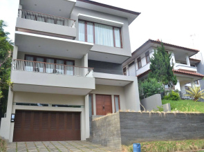 Permai Villa Dago with Pool - Resor Dago Pakar Bandung