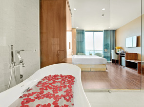 Yarra Ocean Suites Danang