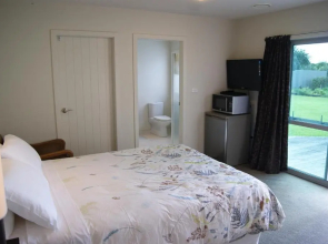 Waihi Beach Getaway-Studio, Ensuite & Private Deck