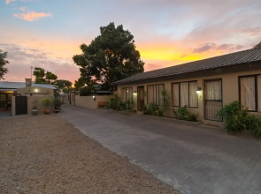 Inyathi Guest Lodge & Self Catering Chalets