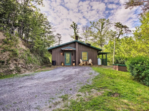 Secluded Cabin w/ Hot Tub, 3 Mi to Pigeon Forge!