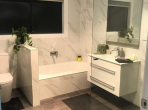 Luxury 2br home with King, 5 star private & close