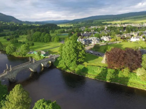 Beinn A Ghlo Luxury Glamping Pod with Hot Tub & Pet Friendly at Pitilie Pods
