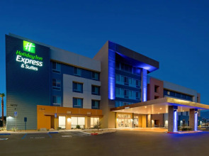 Holiday Inn Express & Suites Palm Desert - Millennium