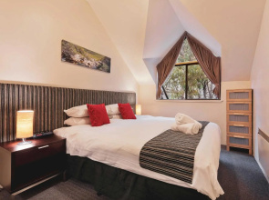 Lantern 1 Bedroom Balcony with Sweeping Mountain View