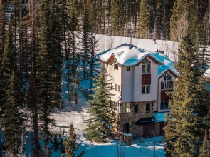 Winterleaf 4 Bedroom Home by RedAwning