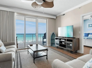 Emerald Isle Resort 405 by Avantstay Beachfront, Beach Chairs + Pool Access