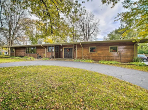 Fenced Yard: Fox River Grove Home, Dogs Welcome