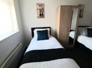 Salford Ark Comfort Stays Near Trafford Centre