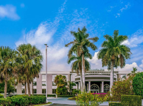 La Quinta Inn & Suites by Wyndham Naples Downtown