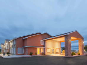 Super 8 by Wyndham Portales