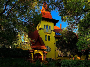 Fried Castle Hotel and Restaurant