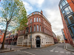 Exclusive Stunning Spacious Penthouse In The City
